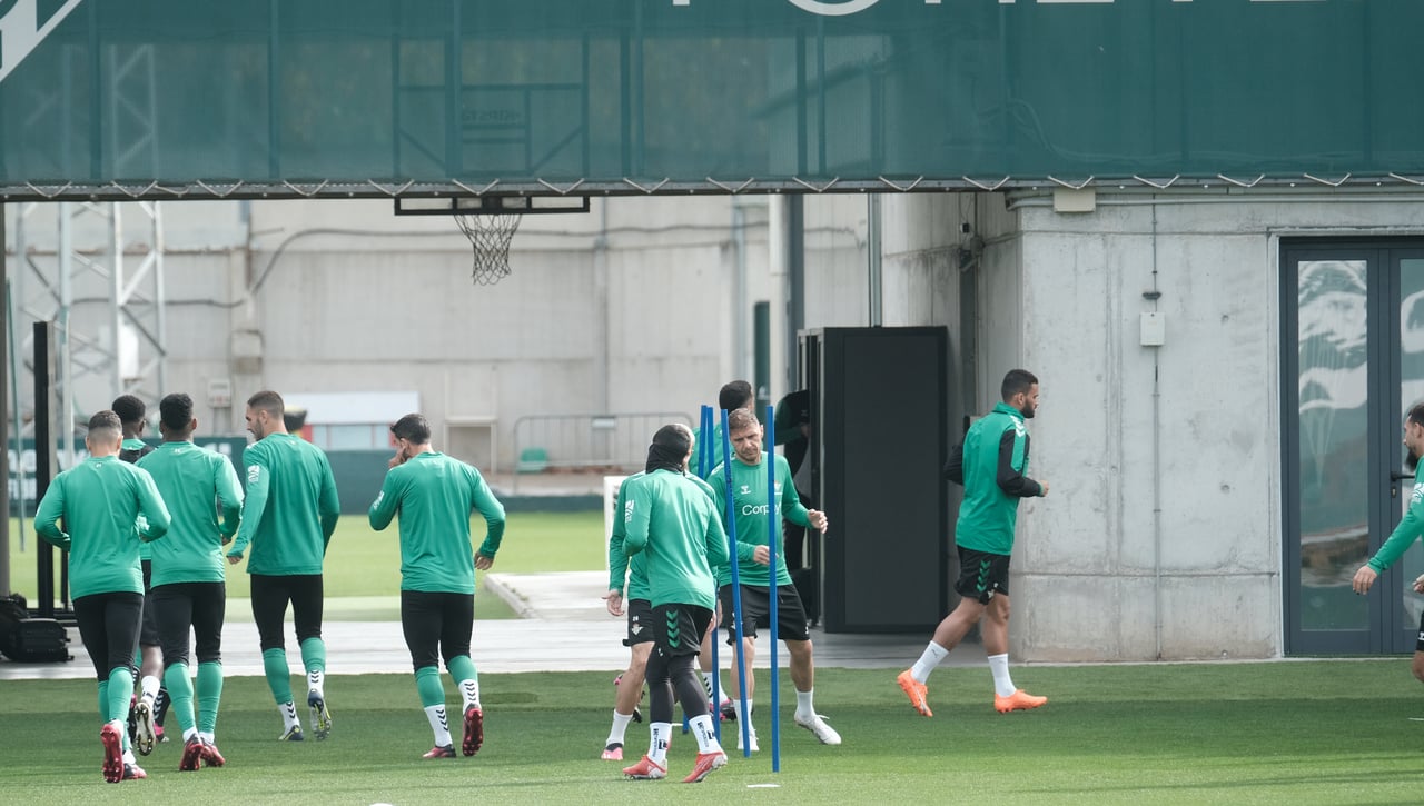 Pasillo de honor a Joaquín en el entrenamiento del Betis