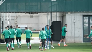 Pasillo de honor a Joaquín en el entrenamiento del Betis
