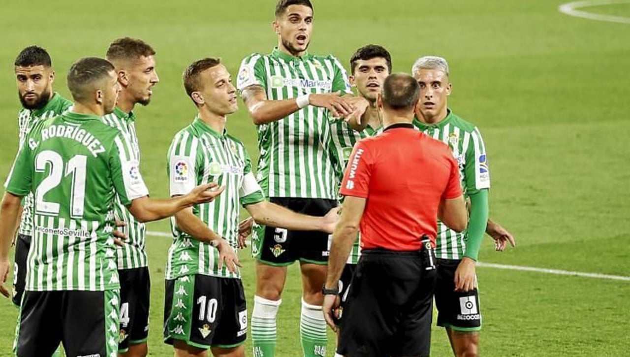 Mateu Lahoz reconoce su error en el derbi: "Pité un penalti que no era"