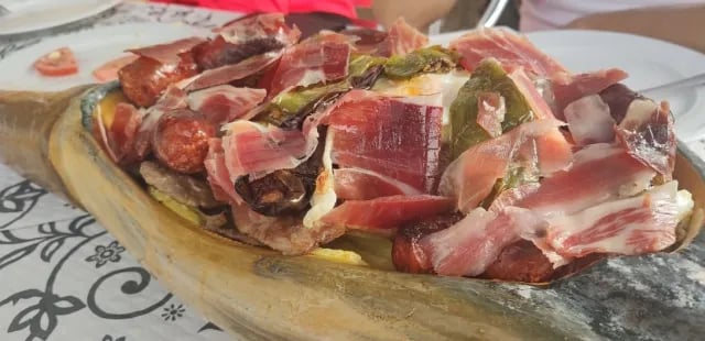 El pueblo andaluz donde la carne se sirve en patas de jamón