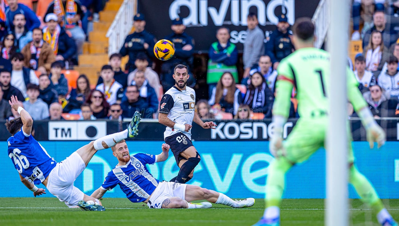 Valencia 2-2 Alavés: Dani Gómez salva a Baraja