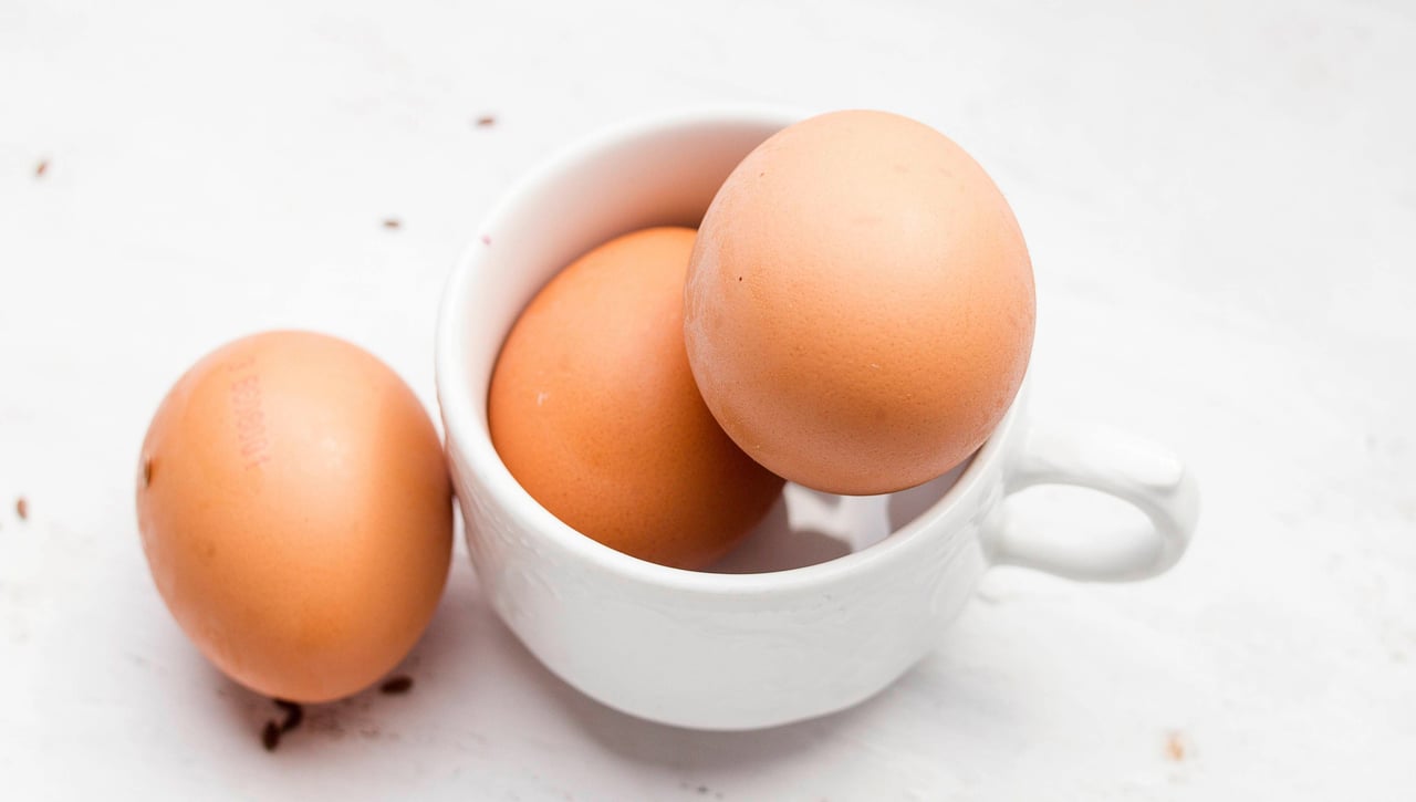 Huevos fritos a la taza: El truco viral para un manjar 'fitness'