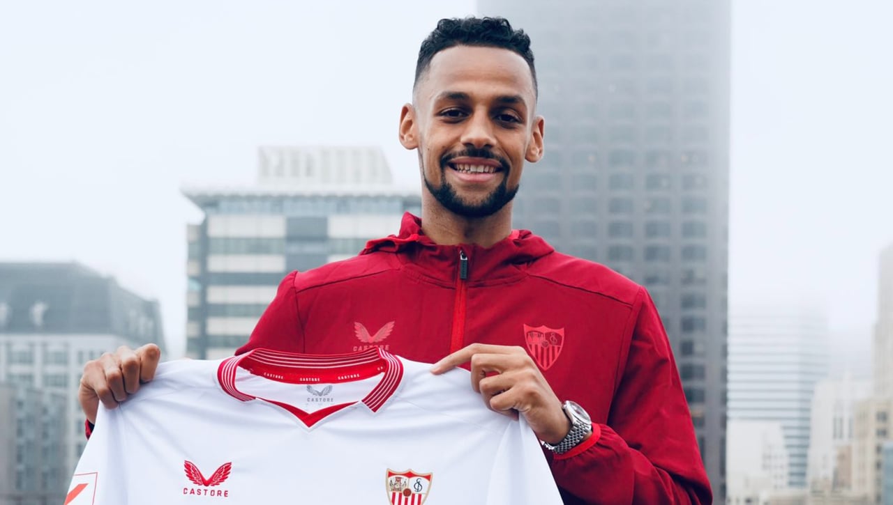 Rakitic filtra por error el siguiente fichaje del Sevilla, que ya es oficial