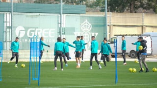 Una preocupación recurrente en el Betis y una lista de convocados para Oviedo sin novedades, en lo bueno ni en lo malo 