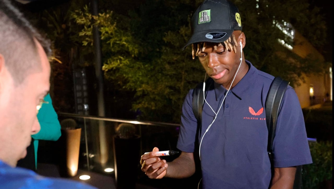 Nico Williams es aclamado en su convulsa llegada a Barcelona 