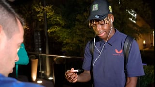 Nico Williams es aclamado en su convulsa llegada a Barcelona 