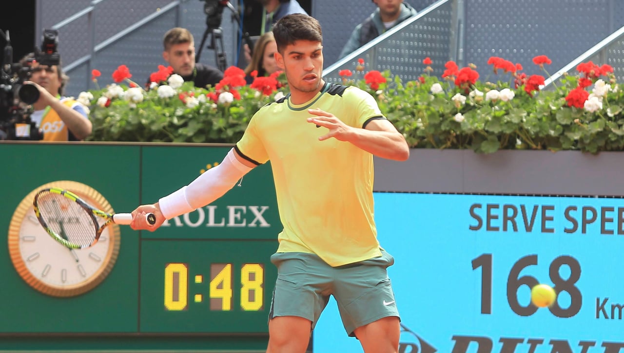 Carlos Alcaraz casi no llega al Mutua Madrid Open