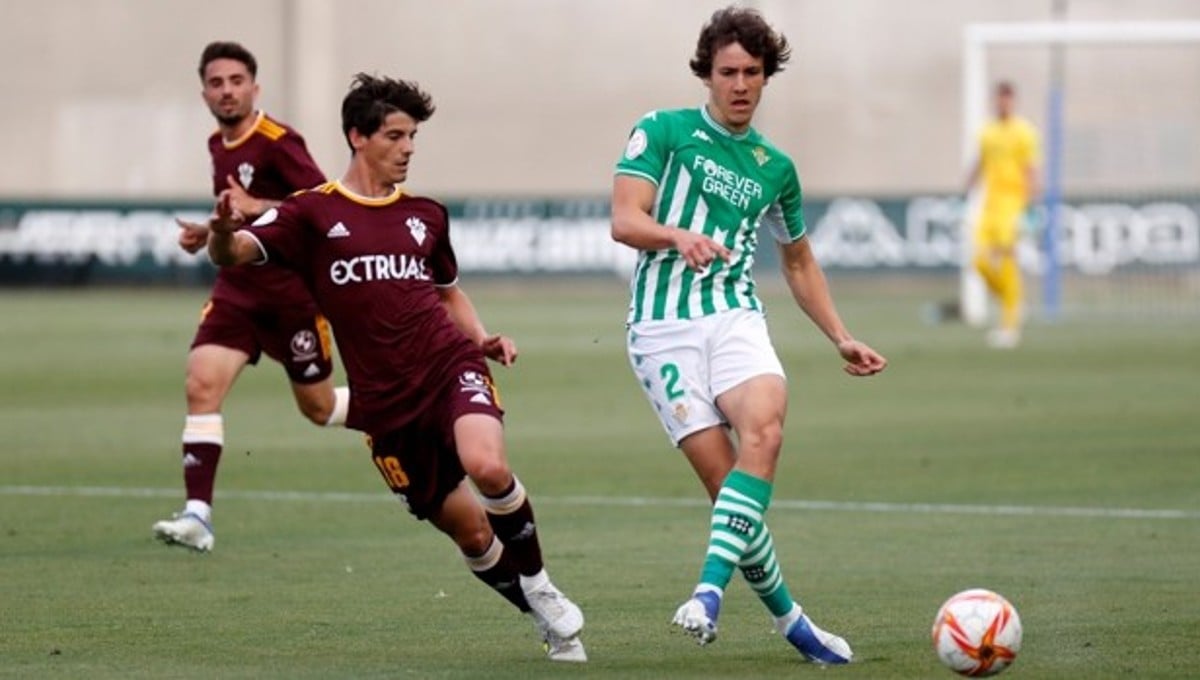 Debutó en el Pizjuán, jugó en la cantera del Betis y ahora está sin equipo
