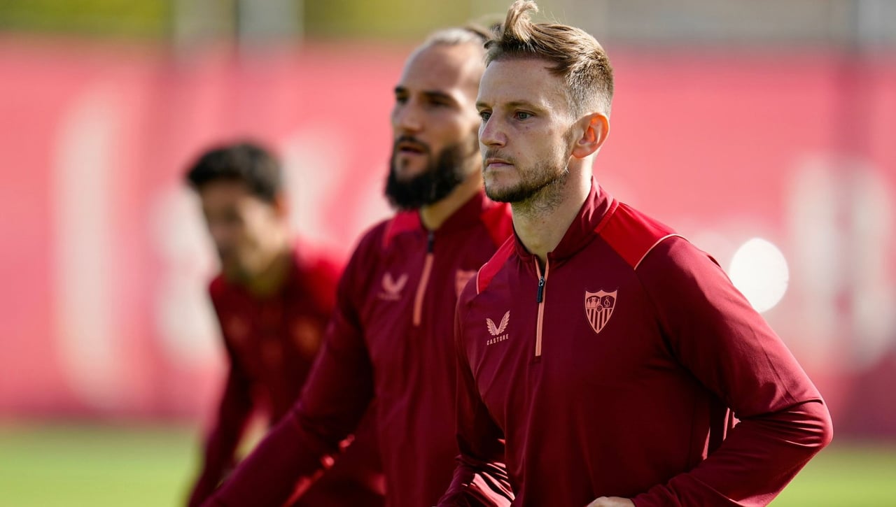 Lopetegui dirige el entrenamiento en pleno debate sobre su futuro