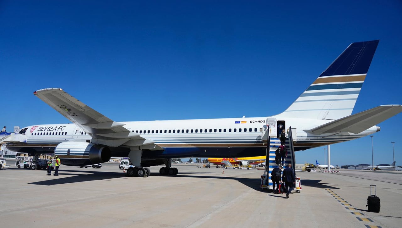 La risa nerviosa de Sampaoli, la resignación de Monchi... así recibieron en el avión del Sevilla el cruce con el United