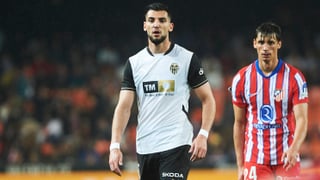 Rafa Mir levanta la mano