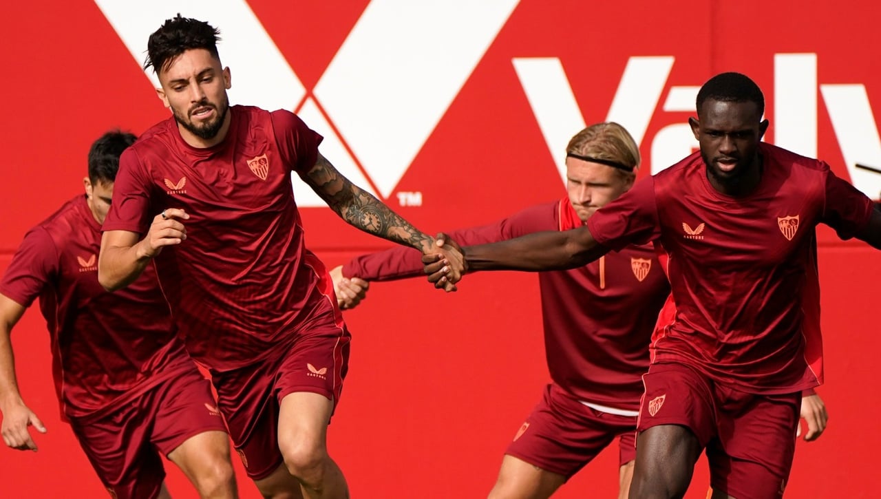 Acuña, Marcao y Lopetegui, en una sesión sin Fernando