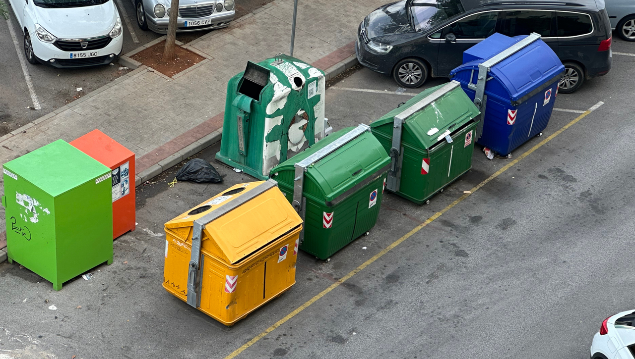 Tirar la basura en Sevilla fuera de horario puede acarrear multas de 750 euros