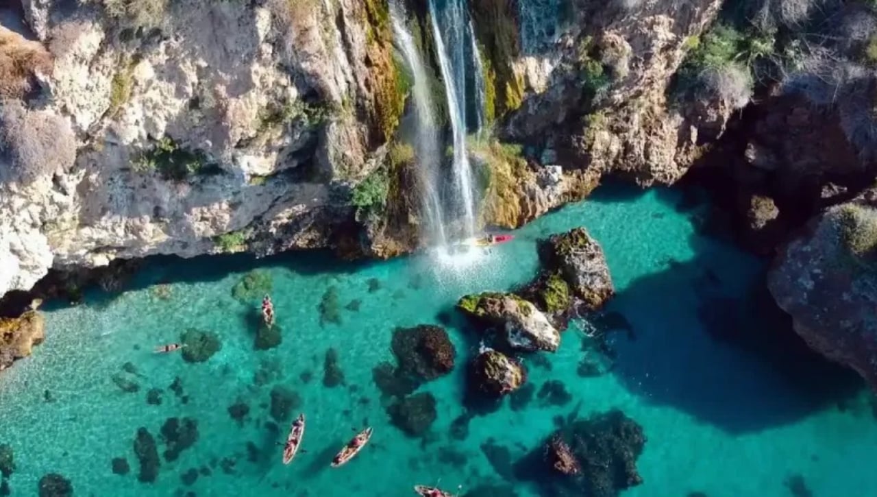 La cascada más grande de Andalucía que desemboca en el mar: un tesoro escondido