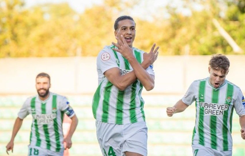 Yanis Sendahji celebra su renovación salvando un punto para el Betis Deportivo (1-1)