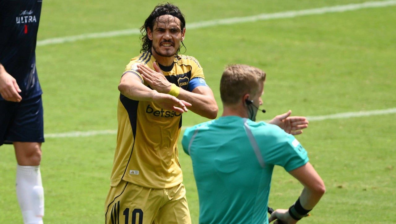 Cavani la lía tras caer eliminado en el Mundial de Clubes