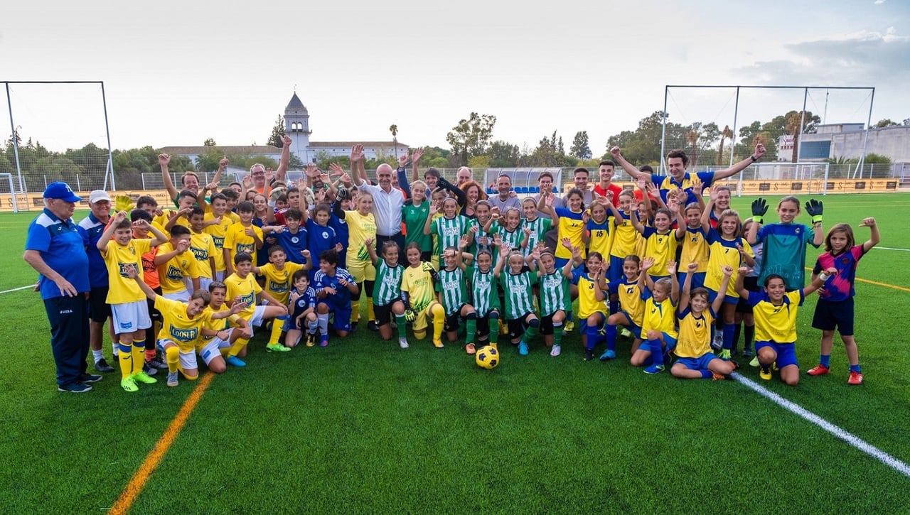 El IMD inaugura el nuevo campo de fútbol de césped artificial de Bellavista y anuncia una nueva pista de atletismo
