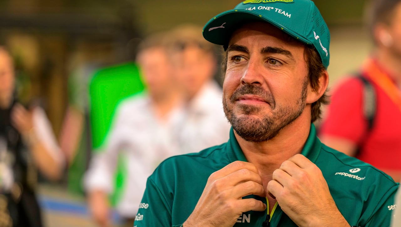 Alonso tira de ironía sobre el retraso del motor de Honda y Aston Martin