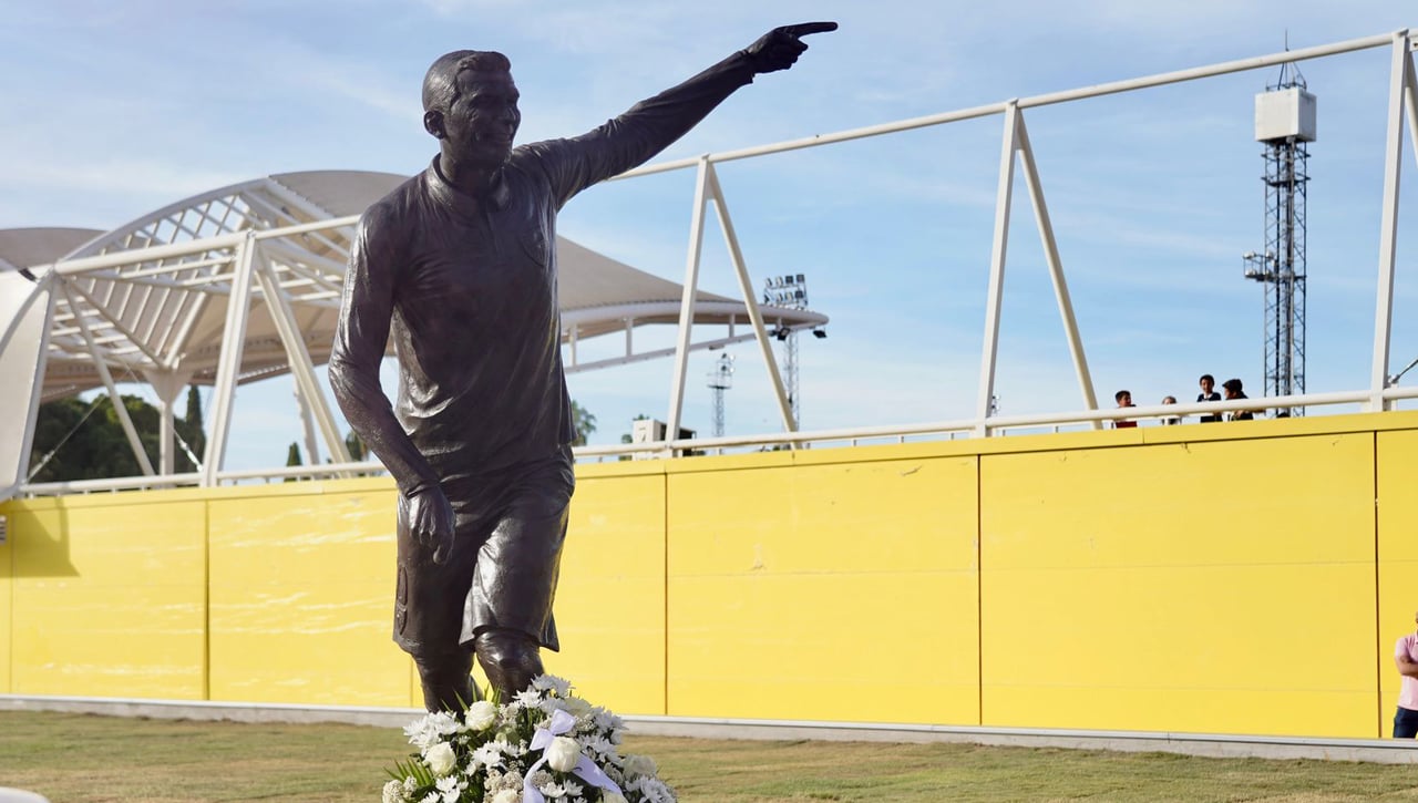 Reyes ya tiene una estatua que recuerda su leyenda inmortal