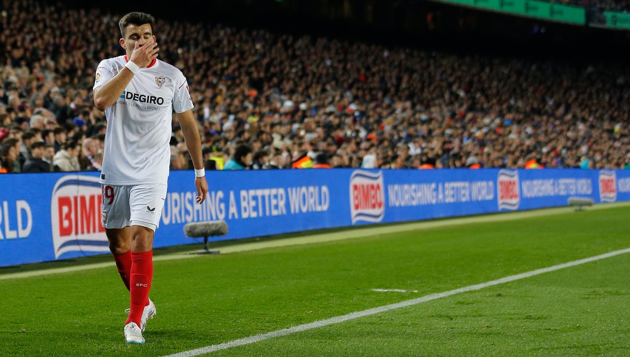 Acuña, cara y cruz con el Sevilla en el Camp Nou