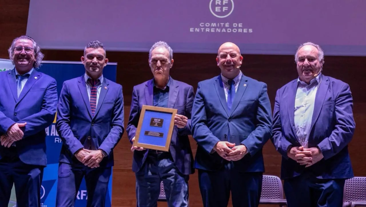 La RFEF ensalza "el legado futbolístico de Caparrós", actual presidente de honor del Sevilla FC
