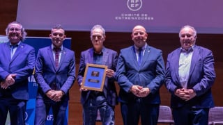 La RFEF ensalza "el legado futbolístico de Caparrós", actual presidente de honor del Sevilla FC