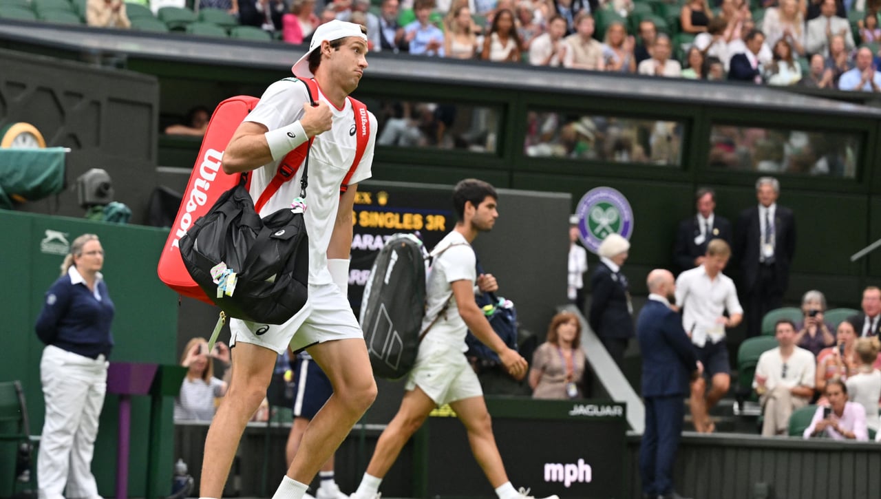 Jarry se 'lía' en la pista central de Wimbledon