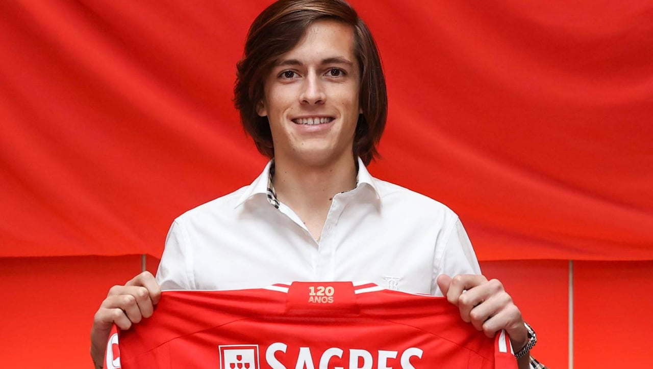 Álvaro Fernández, ex del Granada, presentado con su nuevo equipo