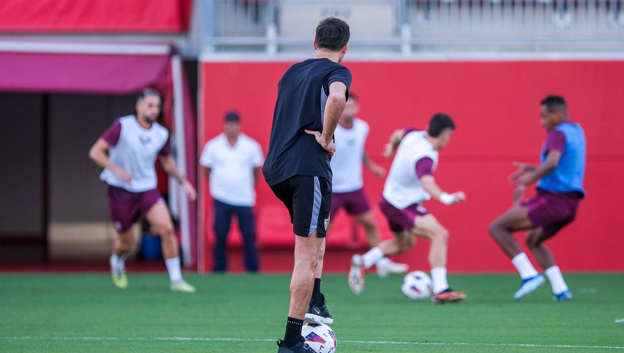 Nyland y Jesús Navas, los primeros internacionales en volver con Diego Alonso en el Sevilla