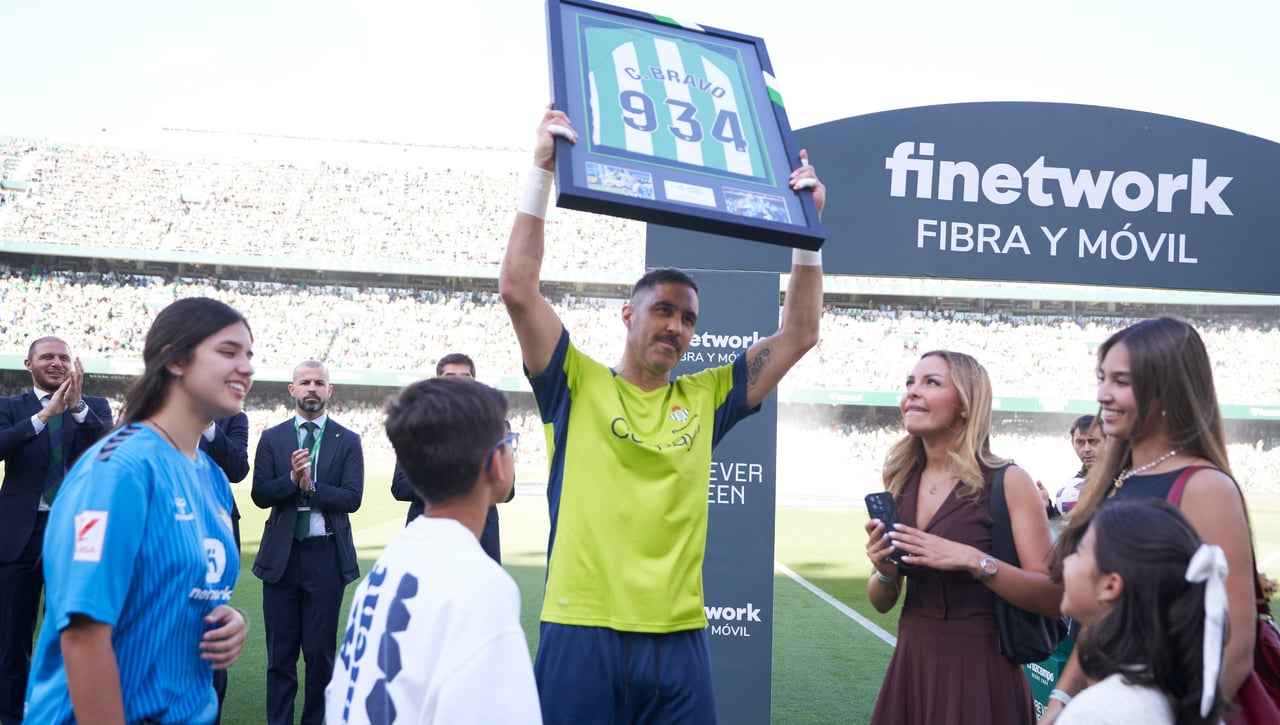 Indignados por el homenaje de la Real Sociedad a Claudio Bravo 