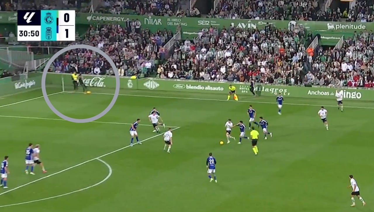 Insólito: el Racing empató ante el Oviedo con dos balones en el campo y un infiltrado