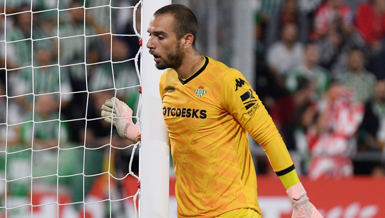 El Betis activa por sorpresa la opción de Pau López