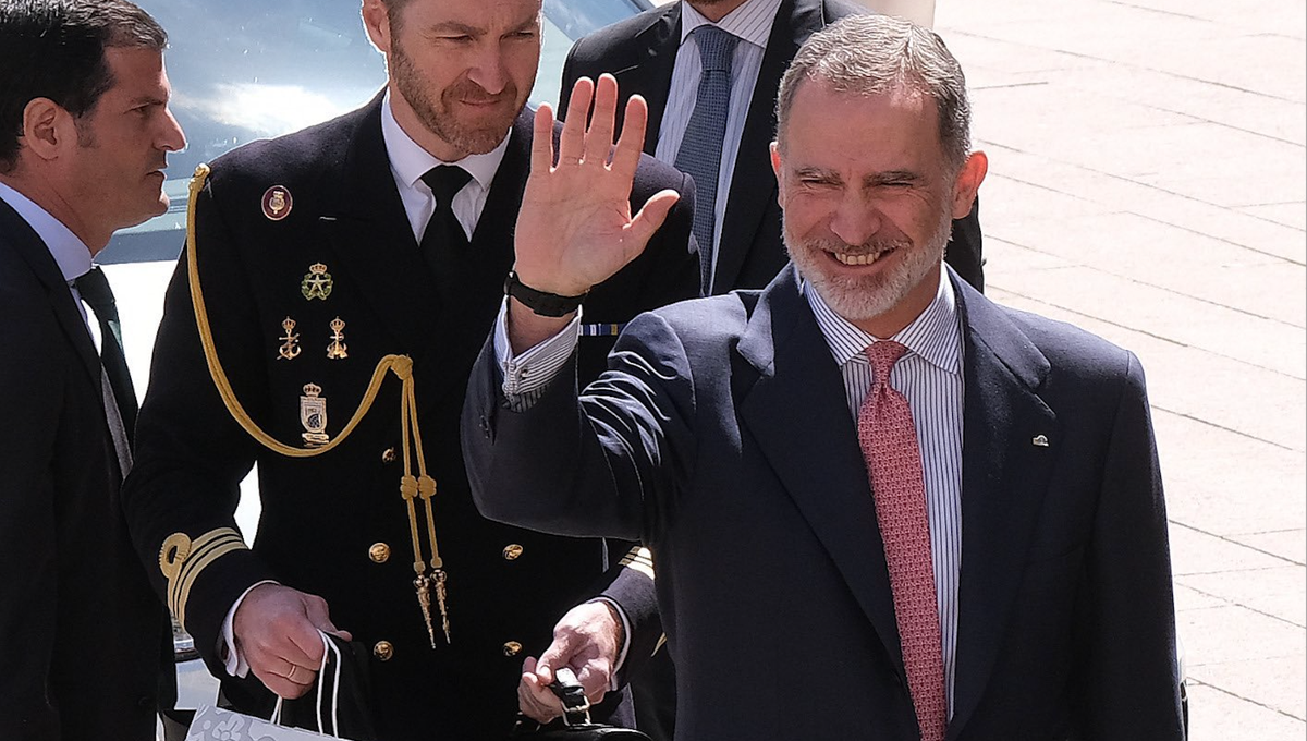 El Rey Felipe VI es visto con una bolsa de la tienda oficial del Cádiz