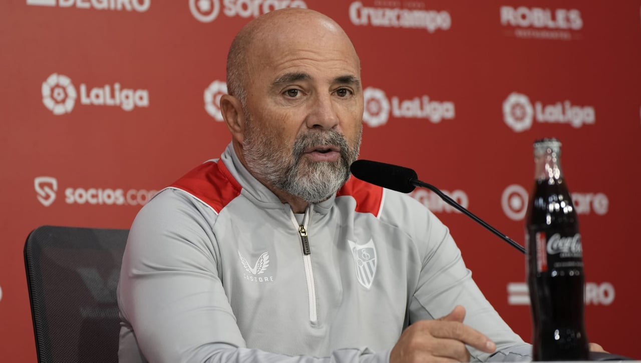Sampaoli, preocupado: duda sobre los fichajes, explica el 'pique' con Monchi y lamenta la "falta de unidad"