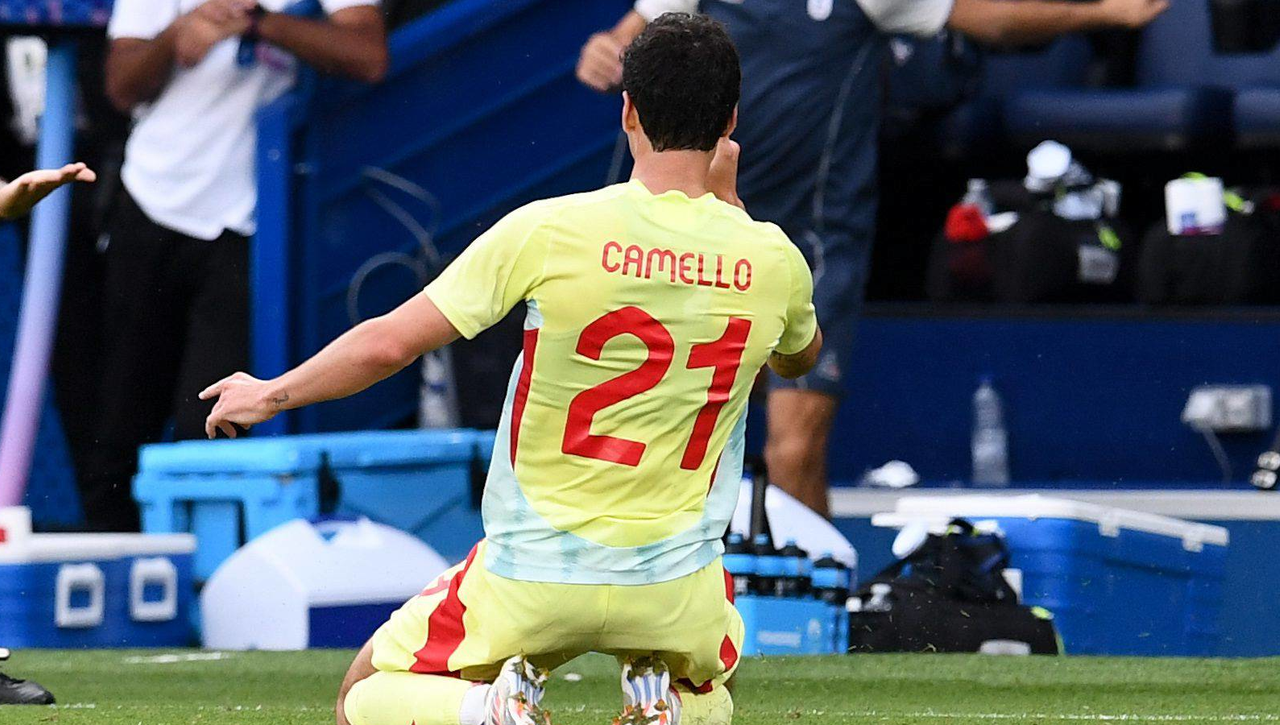 Sergio Camello fue ayudado por el entrenador de porteros antes de la final