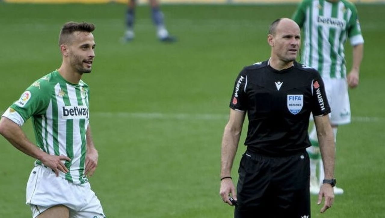 Tras la sanción a Canales, Mateu Lahoz, en el VAR del Atleti - Betis