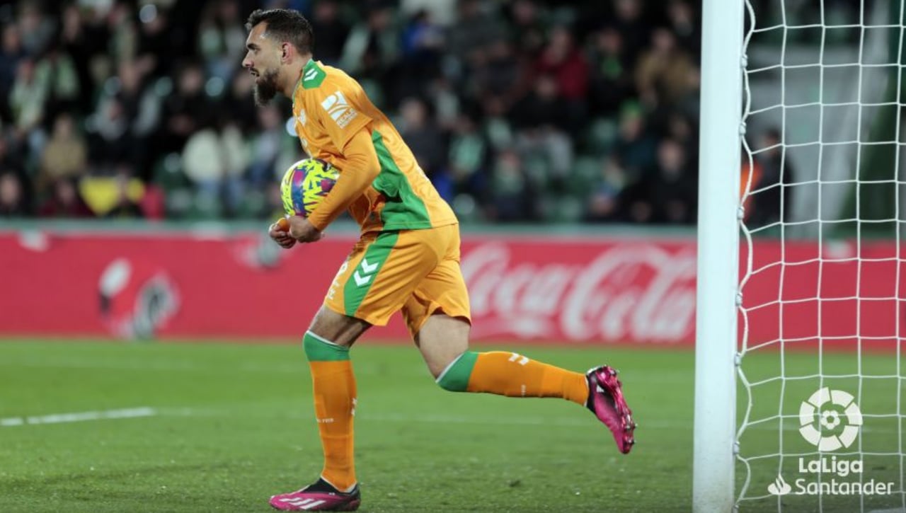 Borja Iglesias da "ánimos" a un Badía que prefiere morderse "la lengua"