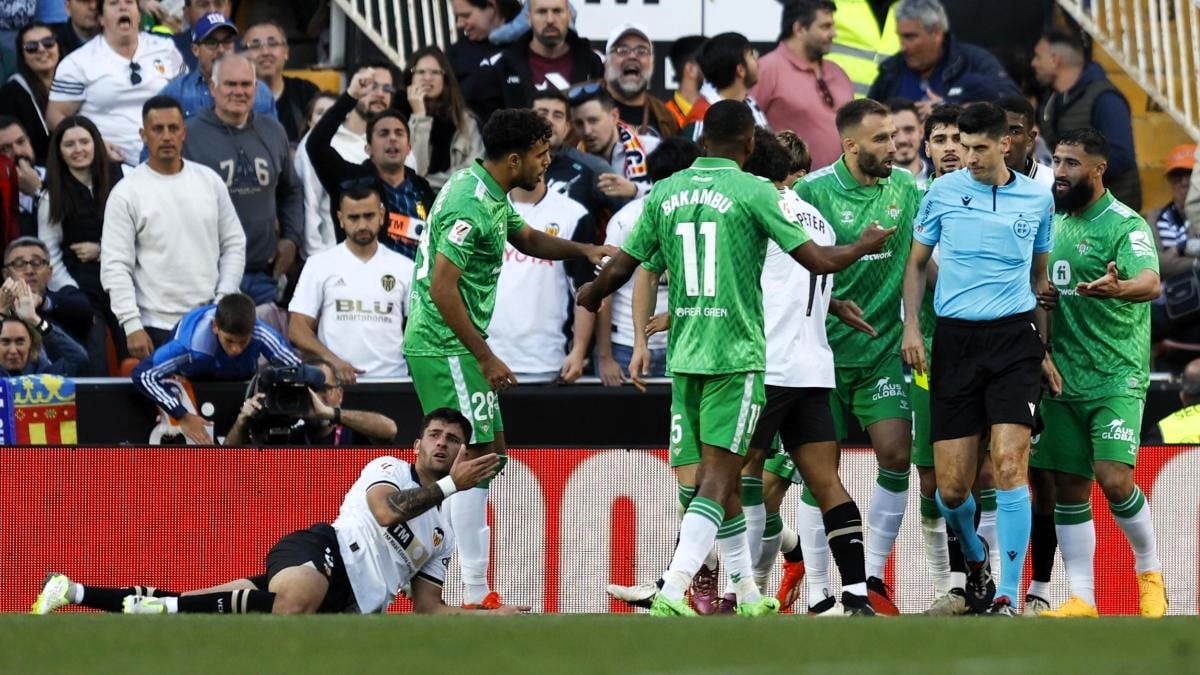 Los penaltis castigan al Betis en una semana especial