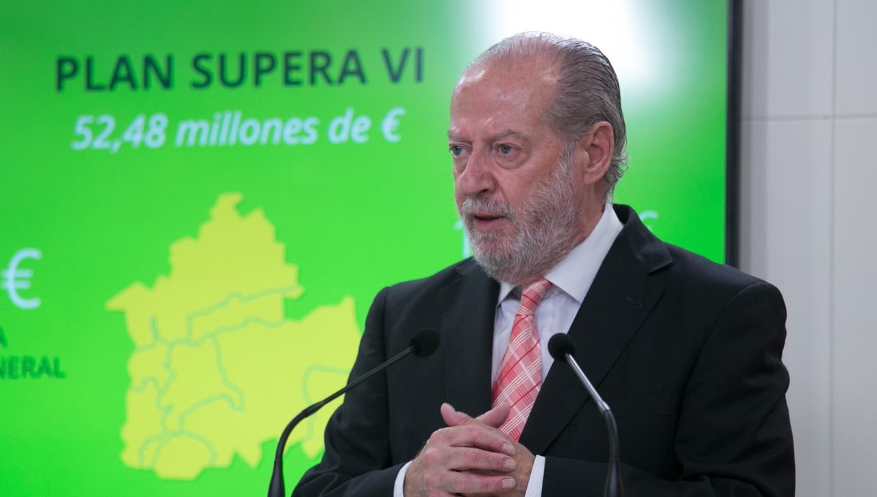 Villalobos revisa junto al alcalde de Villaverde las obras del polideportivo y los colegios públicos