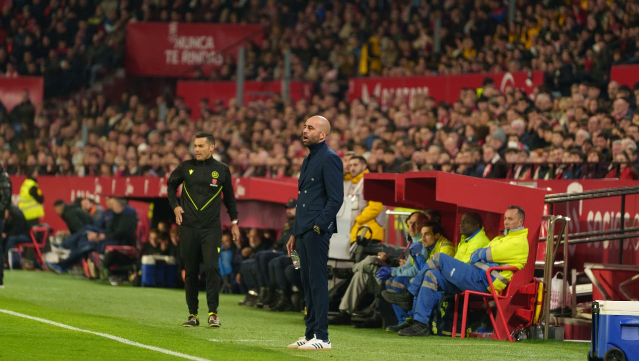 Giraldez lo ve "injusto" y se queja del árbitro y del Sevilla: "Cada uno compite con sus recursos"