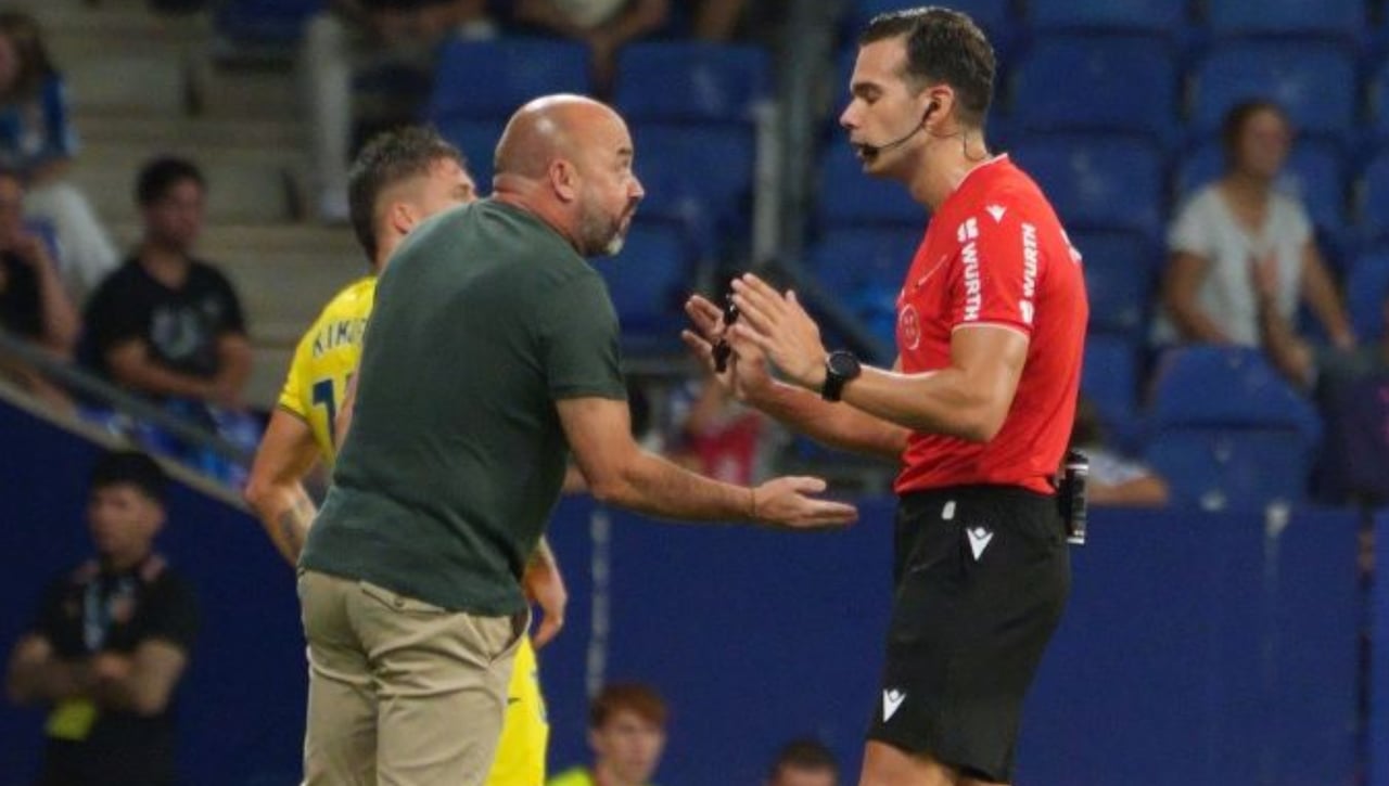 ¡Vergüenza!: Quintero González recibe el impacto de una botella desde la grada