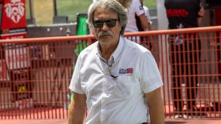 Paolo Simoncelli desnuda a Bagnaia frente a Marc Márquez