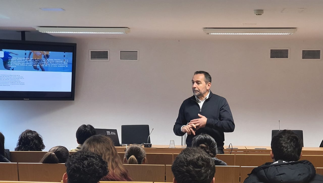 El vicerrector Antonio Fernández presenta el Estatuto de las Personas Deportistas de la UPO