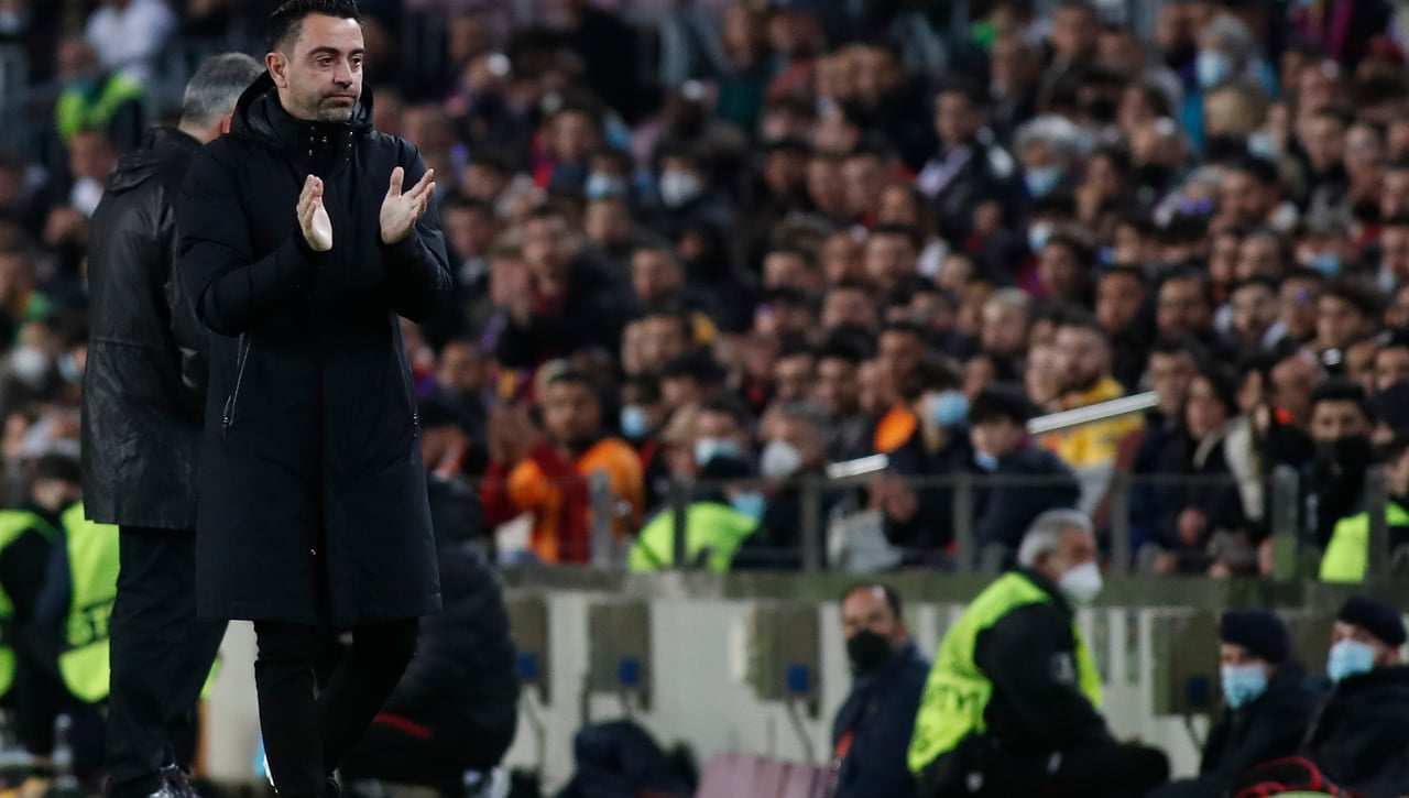 Xavi Hernández acecha al vestuario de Quique Setién