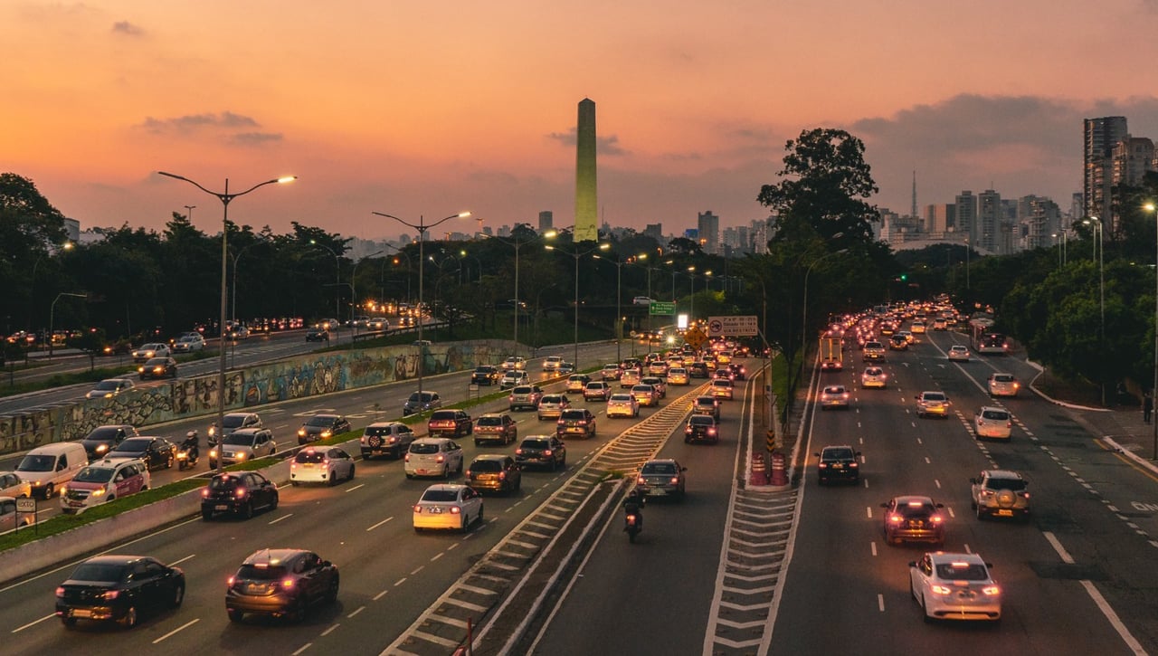 La mejor hora para viajar en coche durante las vacaciones: Evita atascos en la 'operación salida' de la DGT