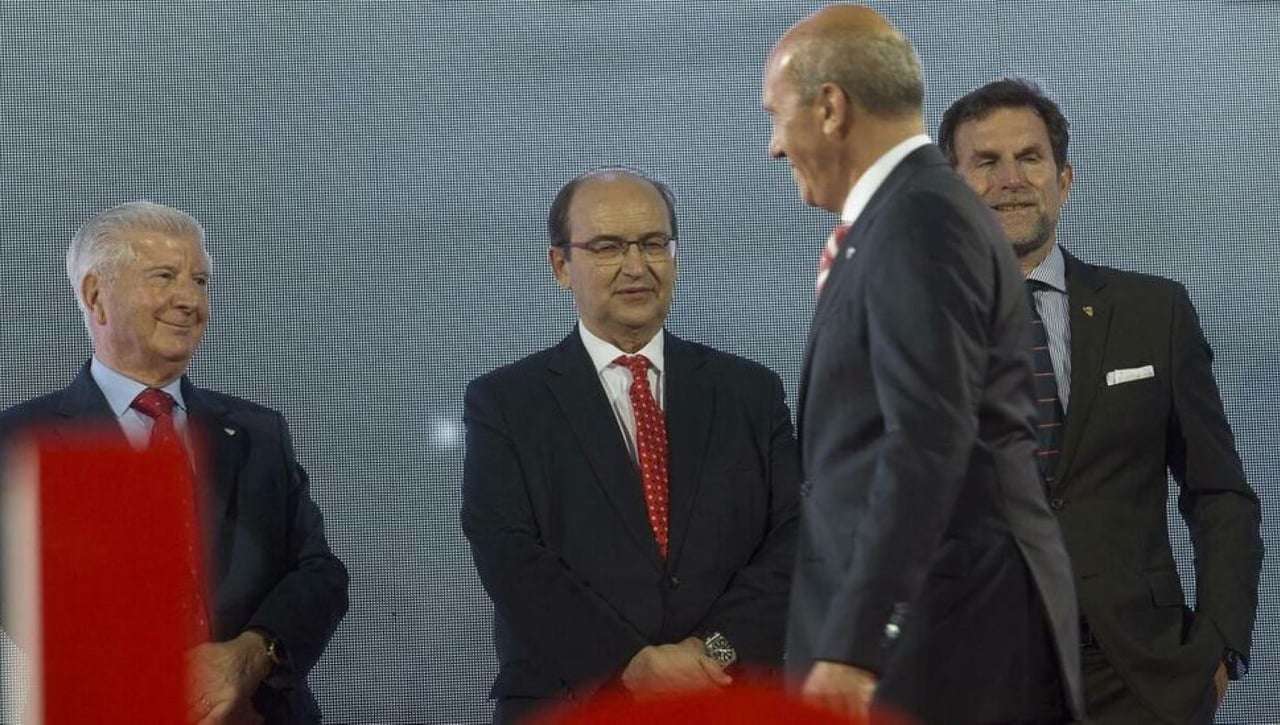 Acusan a Del Nido de querer silenciar al "sevillismo de base" en la guerra accionarial del Sevilla FC