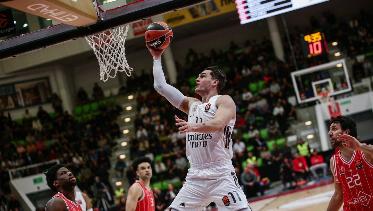 El Real Madrid derrota 'in extremis' al líder de la Euroliga para iniciar su remontada (74-75)