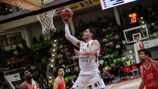 El Real Madrid derrota 'in extremis' al líder de la Euroliga para iniciar su remontada (74-75)