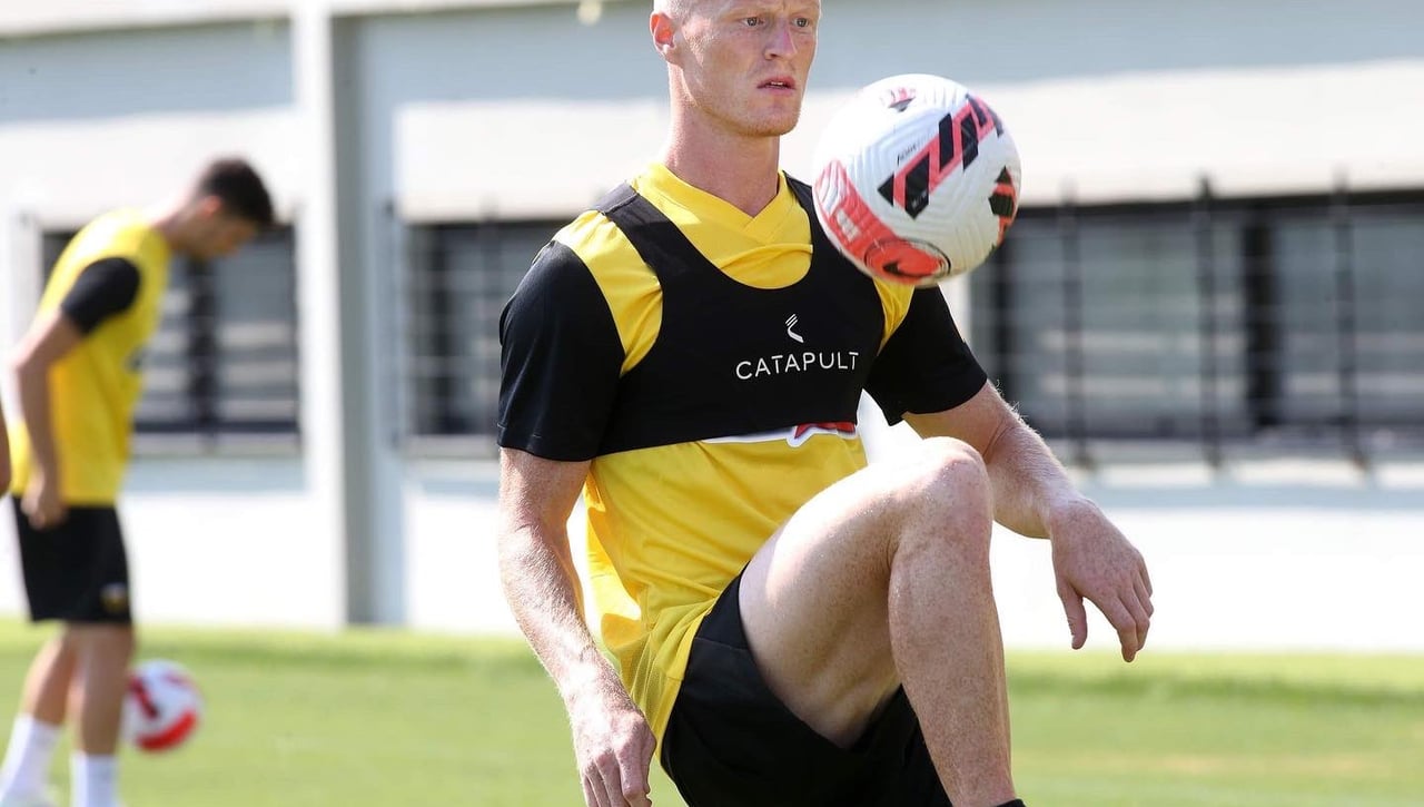 Jonsson viste ya su nueva camiseta amarilla