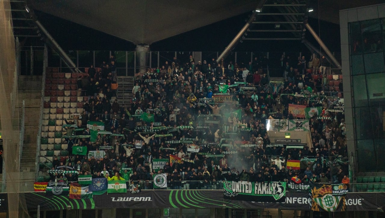 Tifos, bengalas, gas pimienta y cachondeo en redes: la odisea de los béticos en Varsovia